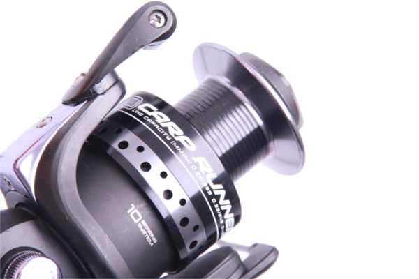 Complete Daiwa Black Widow Carp Set met hengels, molens en accessoires!