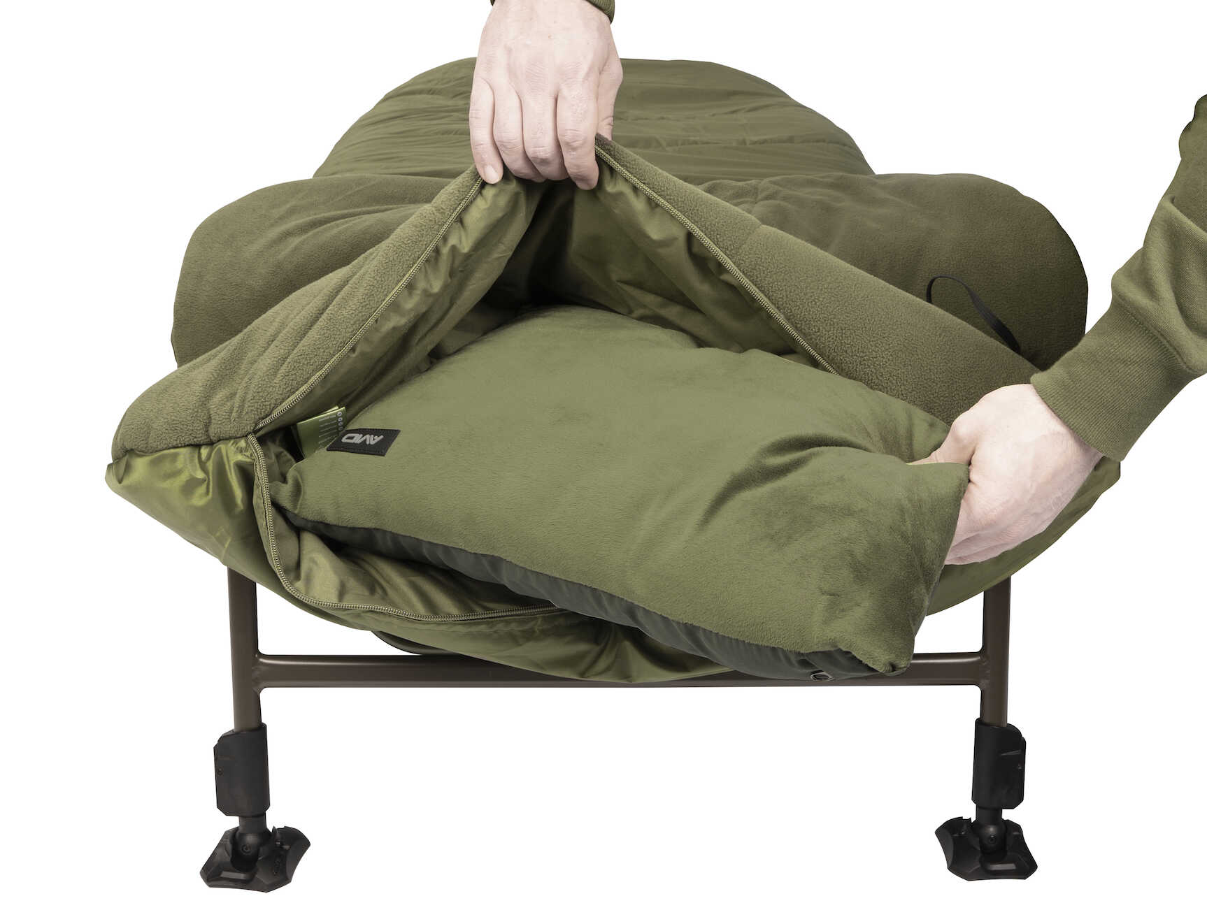Avid Carp Benchmark Leveltech X Bed + Benchmark ThermaTech Heated Sleeping Bag XL